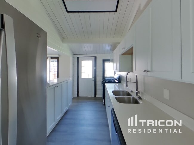 Building Photo - 3601 Christine Pl