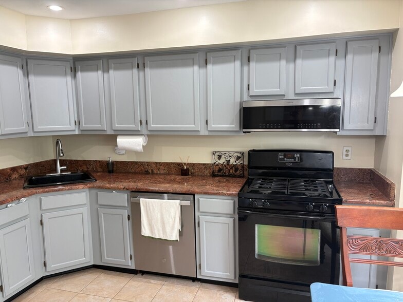 Kitchen - 113 Cascade Ct
