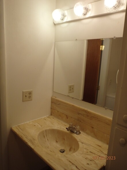 Building Photo - 605 W Lake St