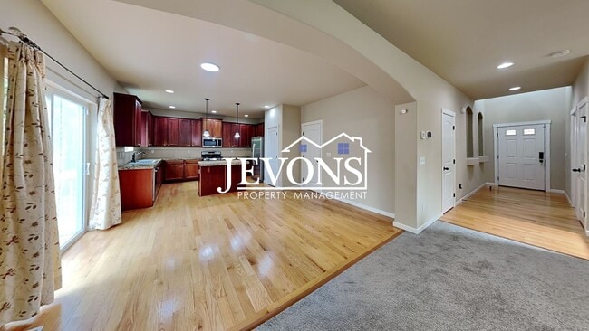 Building Photo - Spacious 5-bedroom home in a great community with 2-car garage, washer and dryer, just minutes fr...