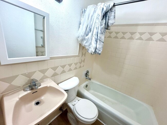 Building Photo - 520 Prado St