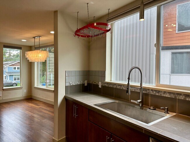 Building Photo - Enjoy pets and parking at this ideal townh...