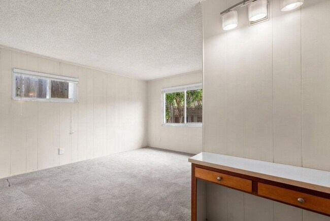 Building Photo - 4825 Crystal St