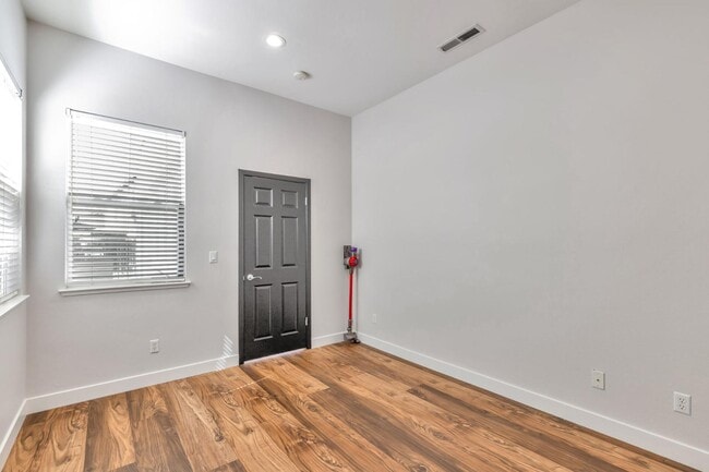 Building Photo - 7531 Edinburgh Way