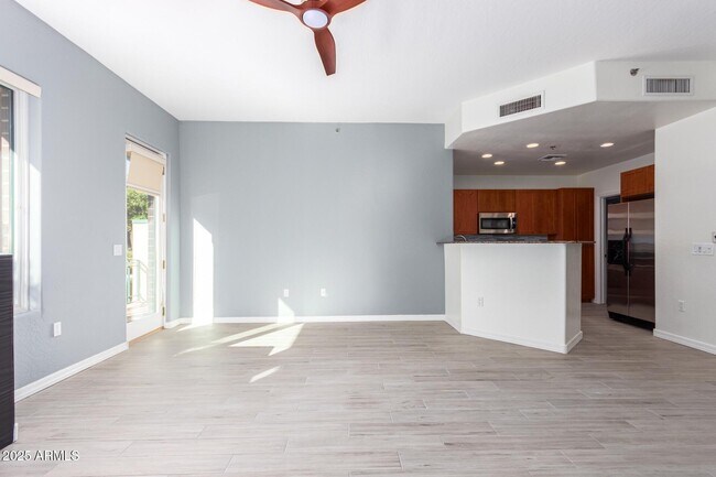 Building Photo - 17 W Vernon Ave