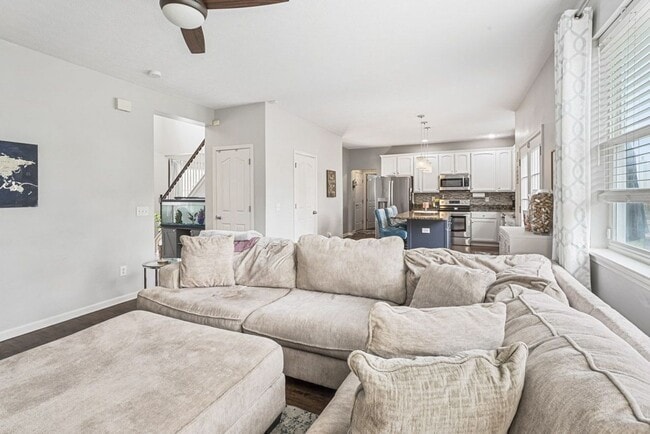 Building Photo - Luxurious 4-Bedroom Furnished Home in West...