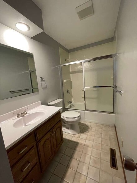 Building Photo - 416 Lakeland Dr SE