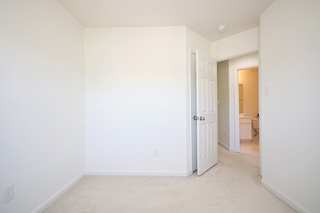 Building Photo - Pet-Friendly Pavilions at Pantops Townhome