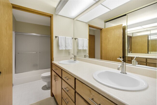 Building Photo - 1bed 1 bath water, sewer garbage & parking included Downtown Bellevue