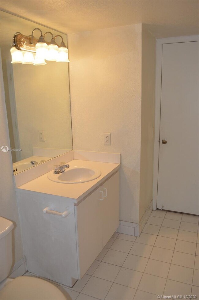 Building Photo - 9320 Fontainebleau Blvd