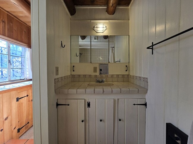 Building Photo - 1489 Bishops Lodge Rd