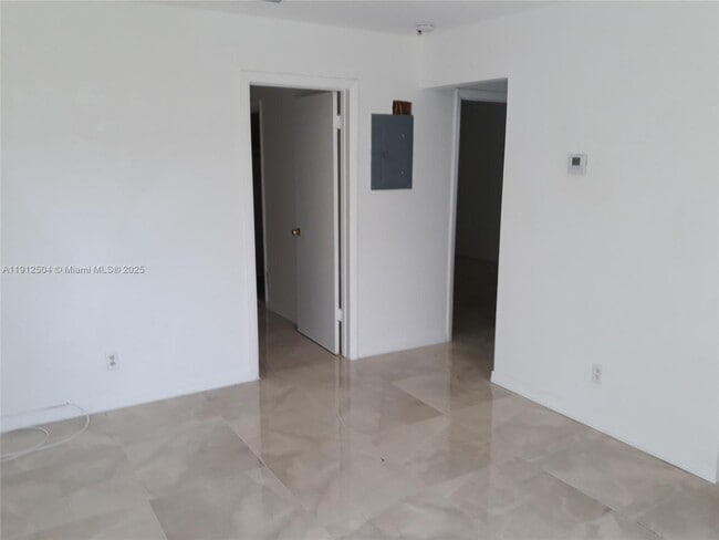 Building Photo - 601 NW 4th Ct