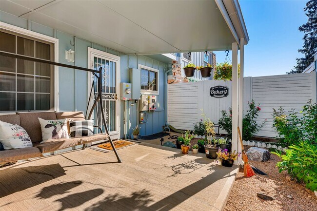 Building Photo - Beautiful Townhome in Knolls West, Centennial