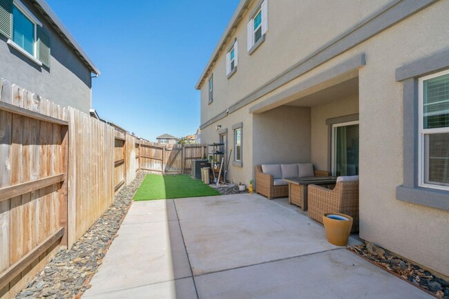 Building Photo - Beautiful almost new 3 bedroom 2/5 bath in...