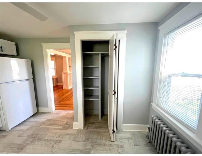 Building Photo - 348 Market St