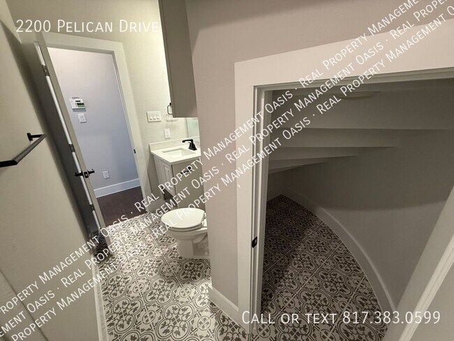 Building Photo - 2200 Pelican Dr
