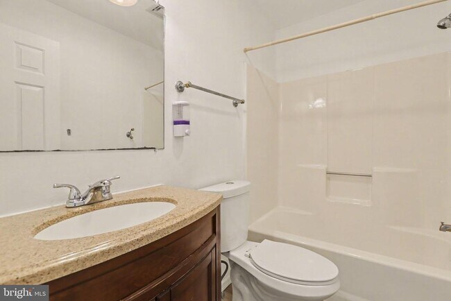 Building Photo - 2109 Highland Ct