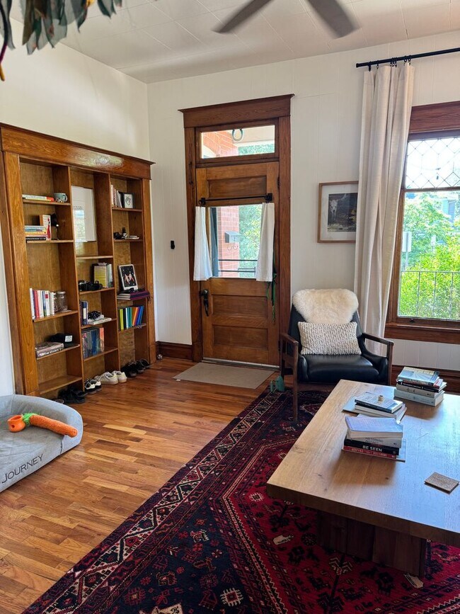 Building Photo - Sunny Whittier Neighborhood 1Bd+ in Victor...