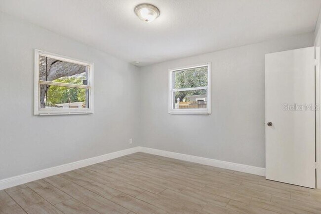 Building Photo - 1325 Windsor Way