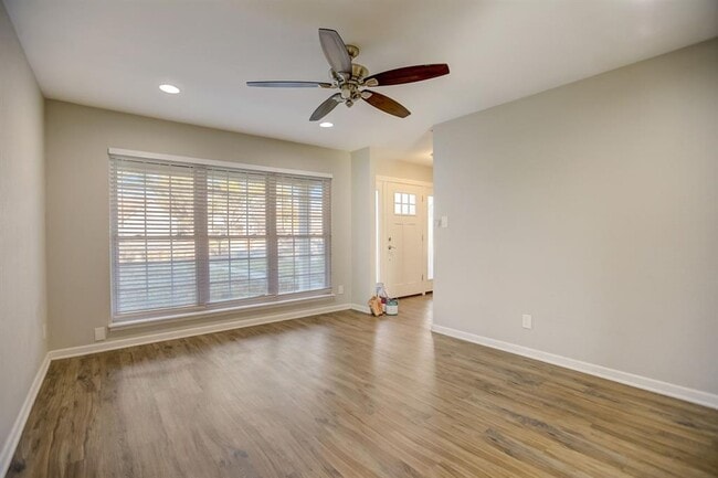 Building Photo - 2507 Rogge Ln