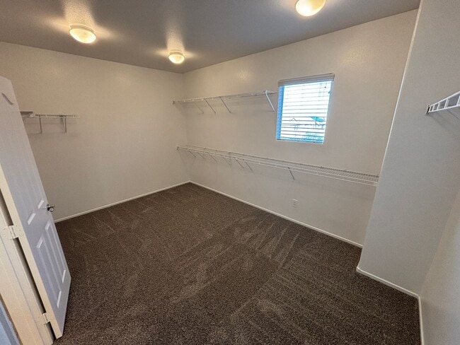 Building Photo - Gorgeous 6Bed/5Bath/4Car, 2-Story Home located in the Mountains Edge