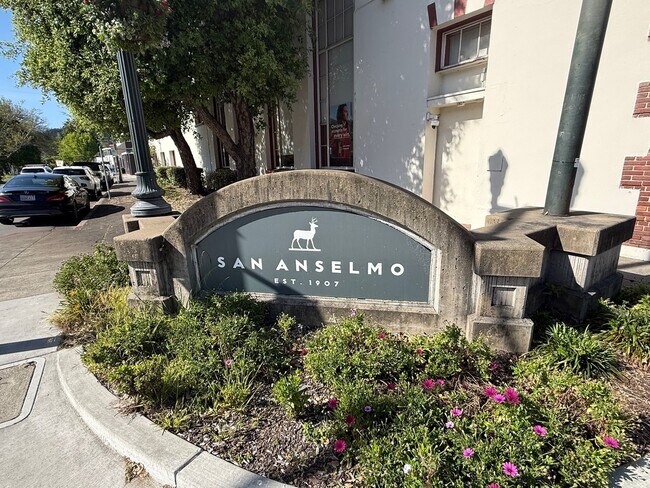 Building Photo - 199 Tunstead Ave