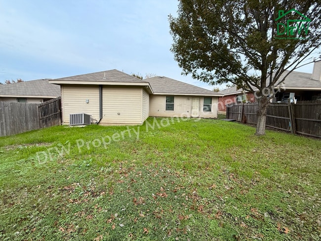 Building Photo - Charming 4-Bedroom Home with Large Backyard in Prime Dallas Location!