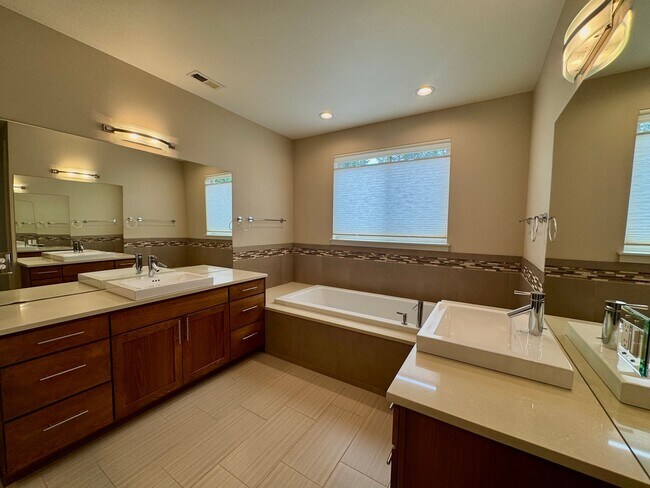 Building Photo - Stunning Bainbridge Island 4 bedroom home....available now!