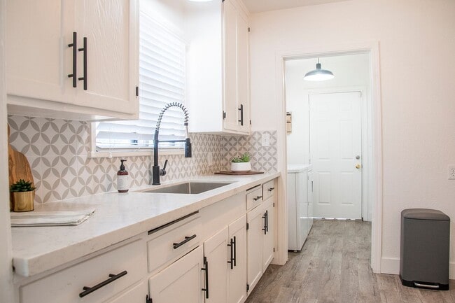 Building Photo - Darling 2 bedroom 1 Bath Exeter Charmer