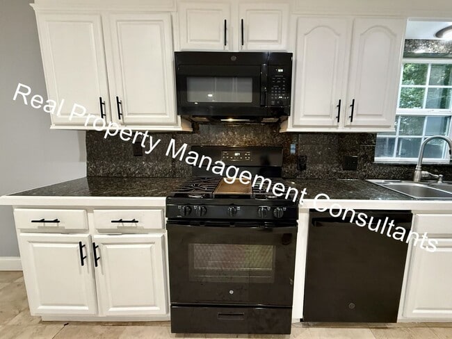 Building Photo - Updated 4 Bedroom, 2 Bath Home with Spacio...