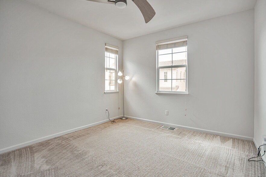 Building Photo - 1658 Glenmore Dr