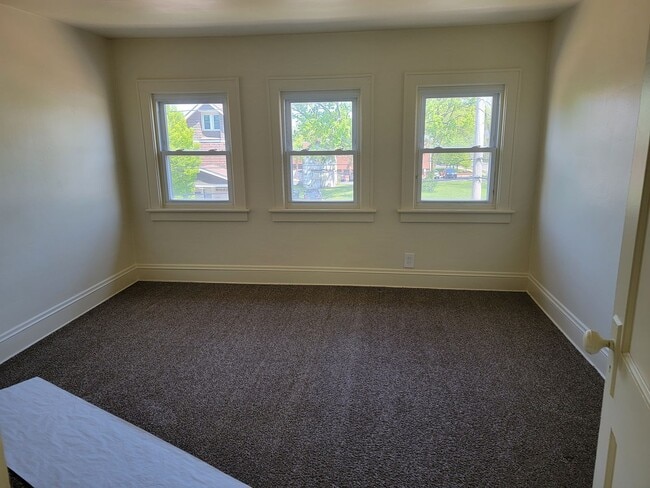 Building Photo - 570 Talbot Ave