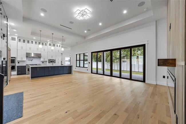 Building Photo - 3701 S Lynwood Ave