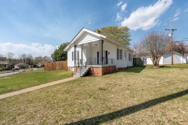 Building Photo - ELECTRICITY INCLUDED on this Renovated 2 B...