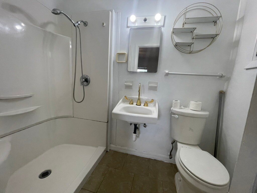 Building Photo - 702 Plumosa Ave