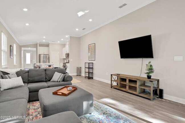 Building Photo - 404 Thistleton Wy