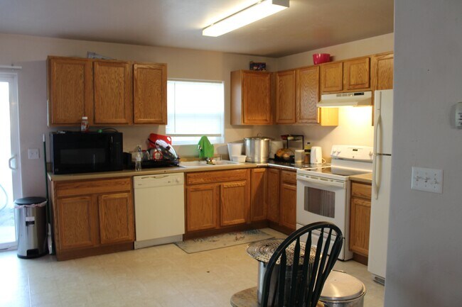 Building Photo - 2521 Meadow Cir