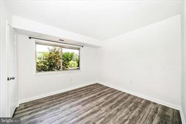 Building Photo - TOP FLOOR CONDO WITH QUIET VIEW