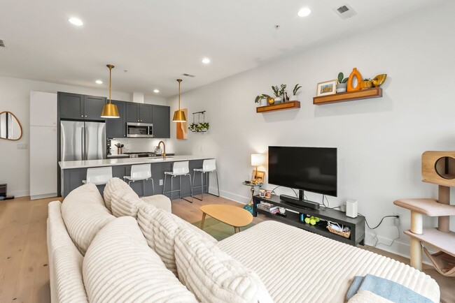 Building Photo - Bi-Level Shaw Condo