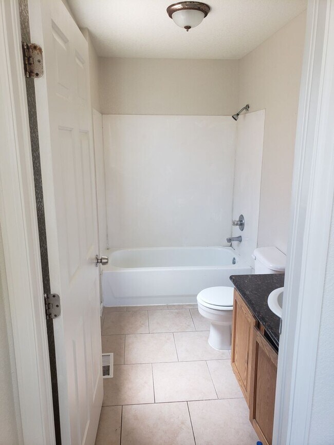 Building Photo - Great 3 Bedroom 2 Bath unit