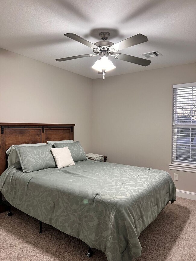 Building Photo - 3 Bedroom 2 Bathroom home