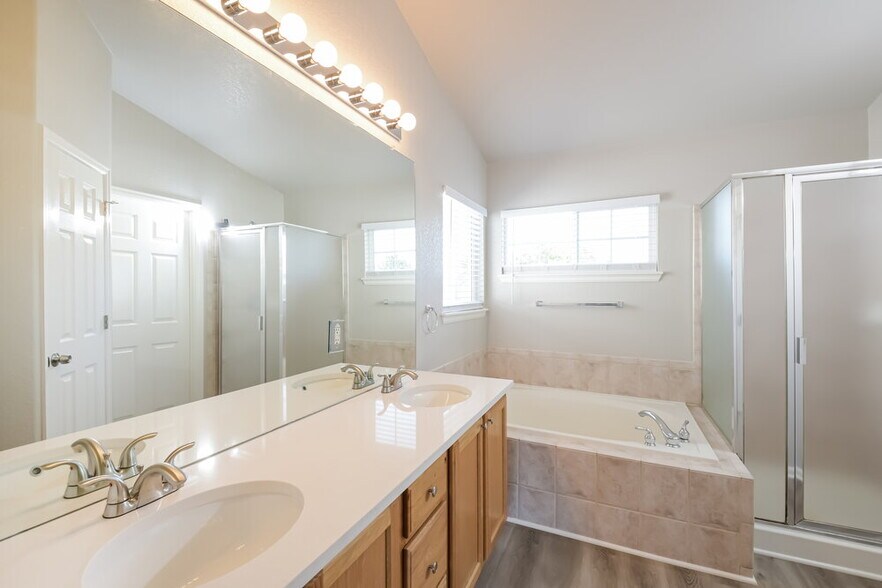 Building Photo - 549 S 17th Ave