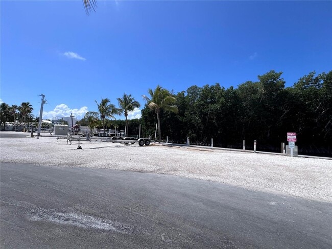 Building Photo - 325 Calusa St
