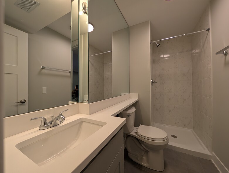 Building Photo - 1214 N La Salle Dr