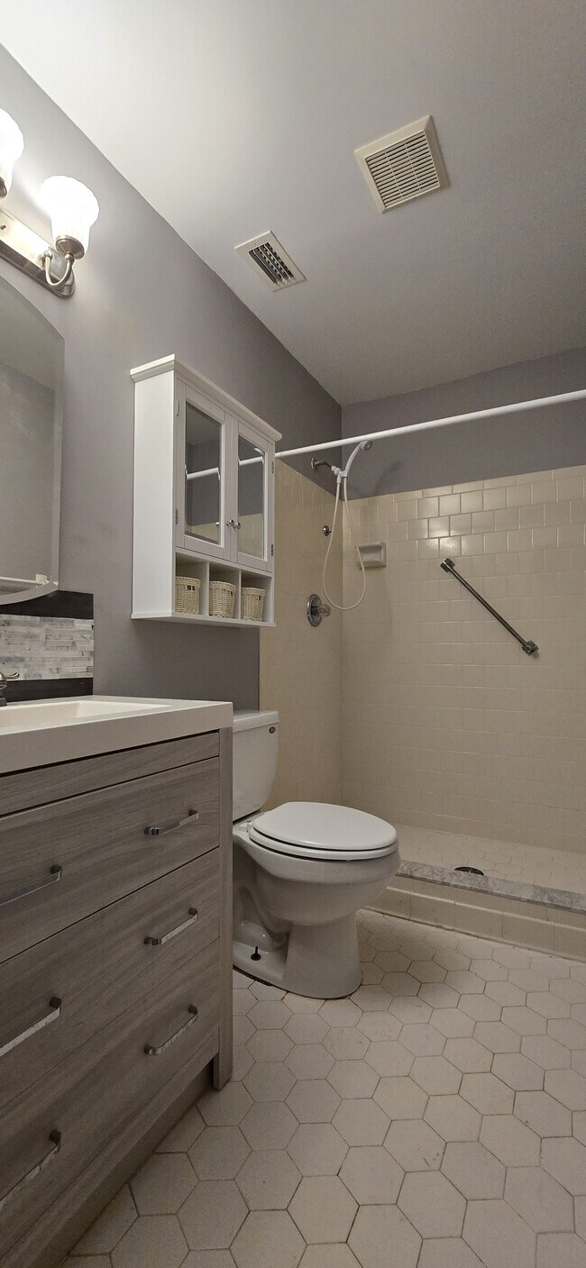 Building Photo - 130 E Johnson Ave