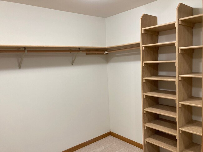 Building Photo - 3bd/3.5ba in Summit Executive Neighborhood