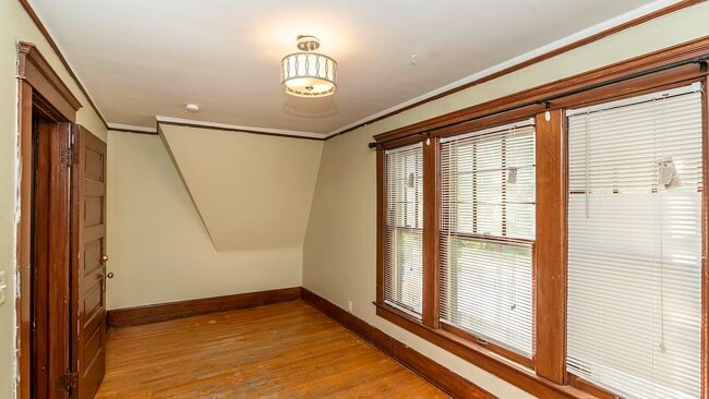 Building Photo - 823 Dewey Ave