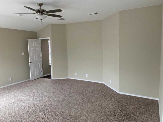 Building Photo - *MOVE IN SPECIAL* Gorgeous Four Bedroom Home with Covered Patio Near Medical Center!!
