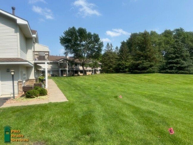 Building Photo - 2 Bedroom Townhome in Maple Grove