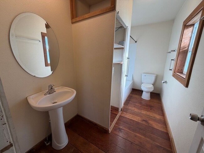 Building Photo - 2 Bedroom 1.5 bath single family home